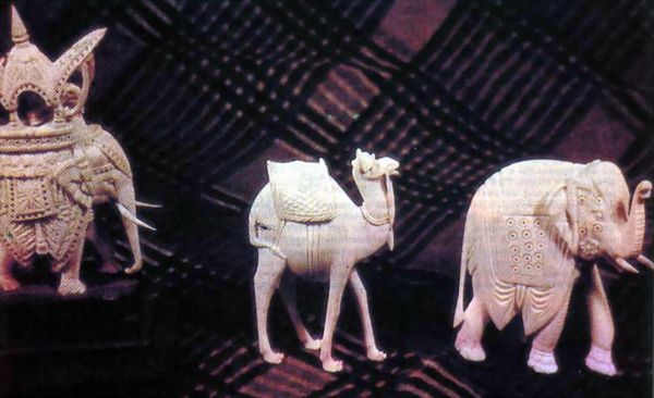 Современные  индийские  резные фигурки из сандалового дерева