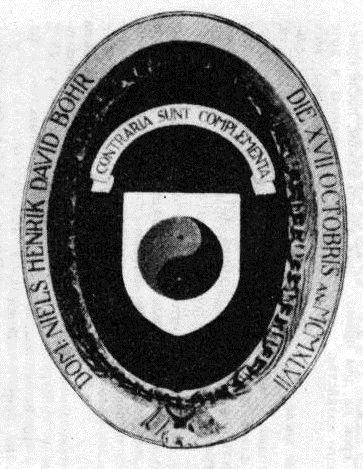 Герб Нильса Вора. На щите - старинная восточная эмблема и латинская надпись, выражающие идею дополнительности